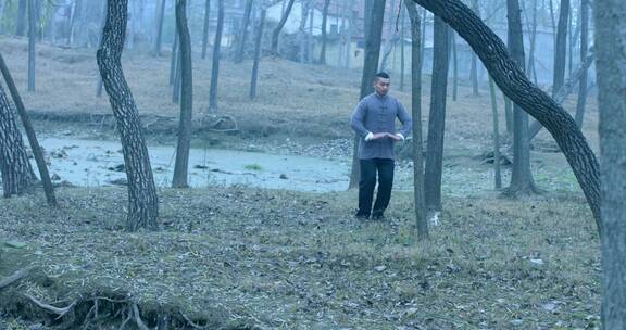 男人在树林里练习武术