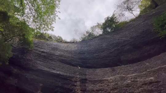 山林瀑布滴水