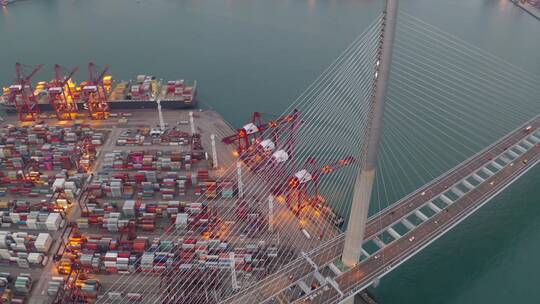 跨海大桥与集装箱码头