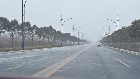 冬天开车在路上初雪在路上飞舞