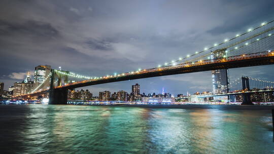 纽约最著名的鲁克林大桥和曼哈顿大桥的夜景延时