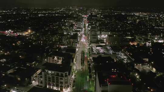 大城市空中夜间道路上的交通