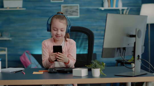 女生在智能手机上使用视频通话进行学校课程