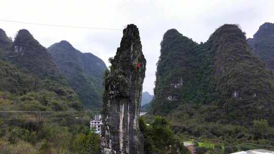 航拍广西阳朔岩壁上的攀岩者