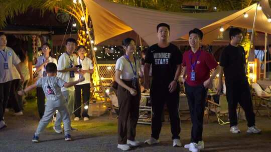 户外露营人群聚会场景