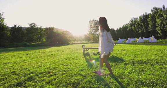 一个美女在露营地的草地上开心奔跑