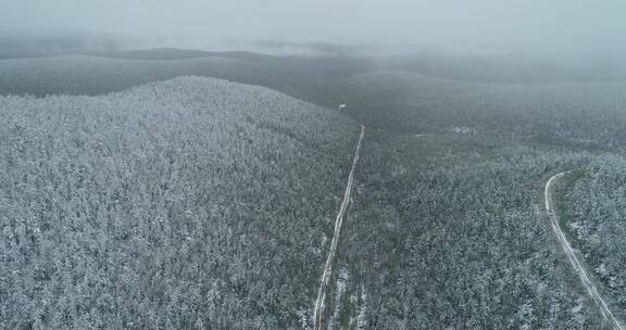 航拍春季极端天气降雪山林公路雾凇