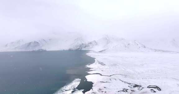 新疆喀拉库里湖喀湖下雪天航拍