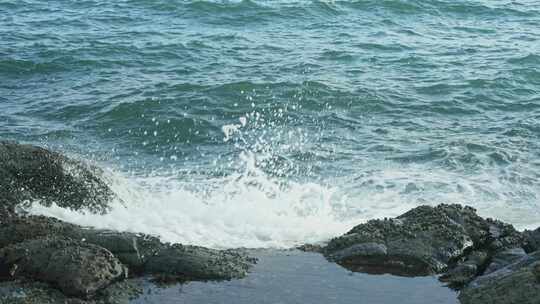 大海海水拍打在礁石上