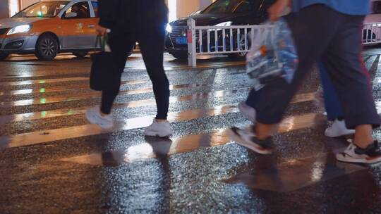 雨天街道斑马线行人脚步