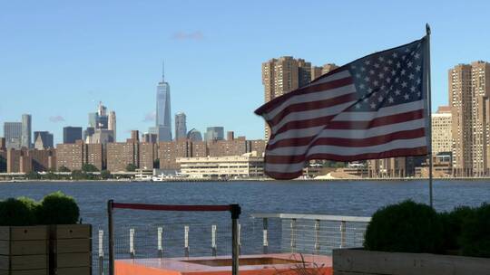 挂美国国旗的曼哈顿天际线