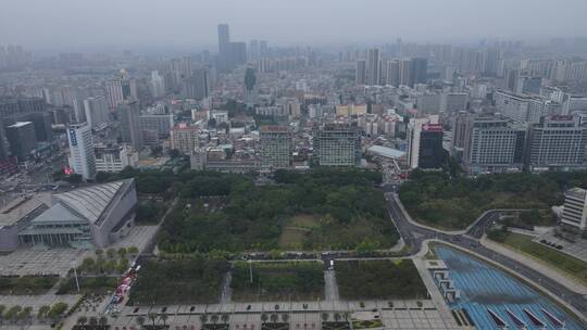 春季雨雾中的东莞市区