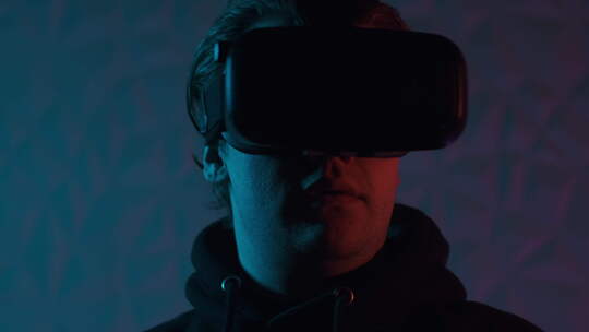 在左右看时使用VR头盔特写头部Vie视频素材模板下载