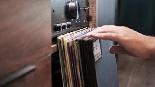 放回黑胶唱片，从收藏中再拿一张