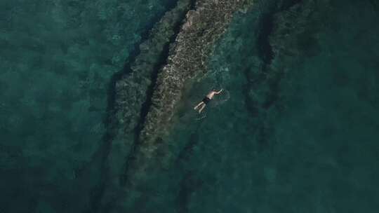 男人在大海里游泳