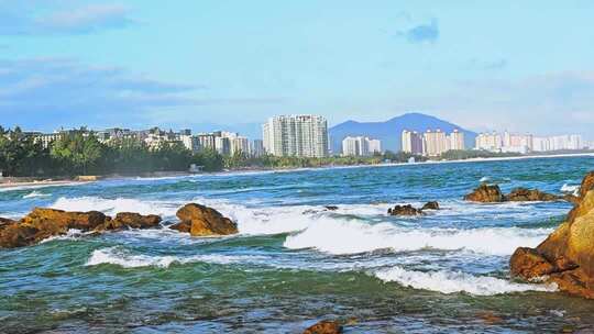 海南三亚清水湾浪潮拍打礁石激起白色浪花朵朵