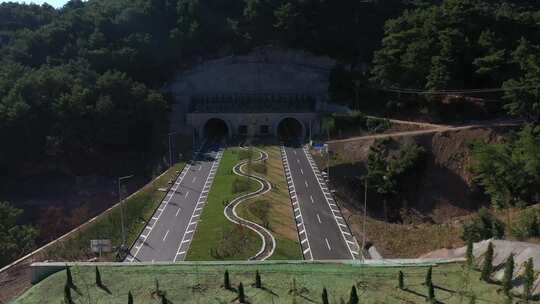 隧道入口之间的道路