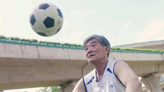 爷爷与小朋友一起踢足球：活力户外亲子运动