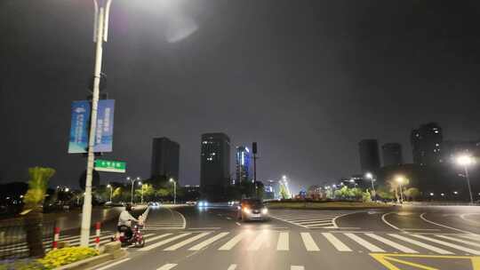 城市夜晚开车第一视角汽车窗外沿途风景马路