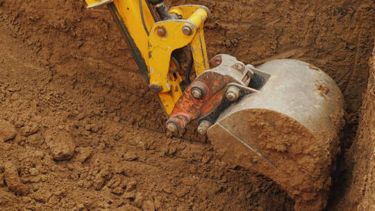 正在挖土的挖掘机