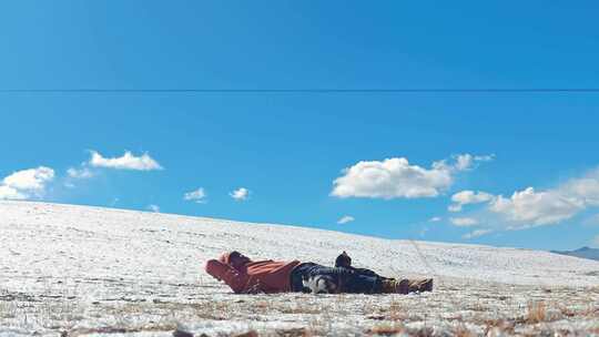 4K马攸木拉山5000米雪山男人与猫