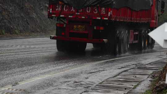 雨天货车卡车道路运输车辆轮胎特写升格