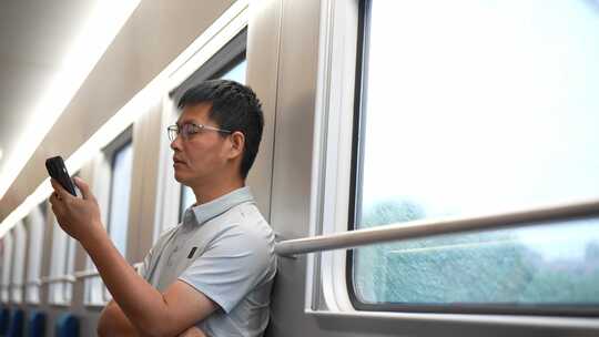男子在卧铺火车过道上使用手机