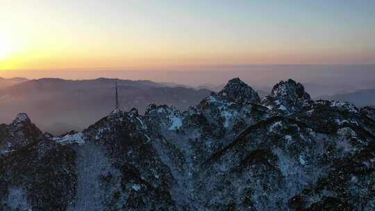 晨曦中的黄山光明顶和701发射塔