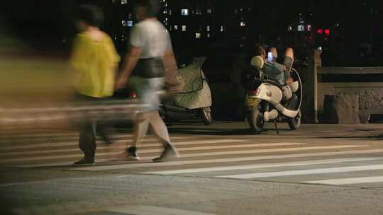 夏夜马路：斑马线上的行人与拉丝车流