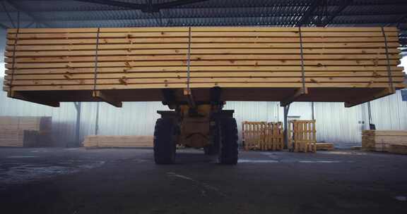 木材加工厂机器运输木材