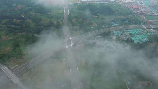 航拍枣庄云雾缭绕的山体和交通枢纽道路