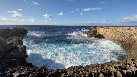 波浪撞击岩石