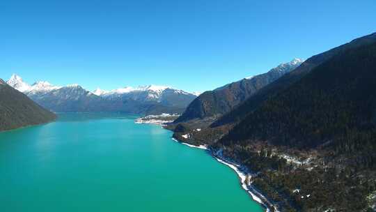 航拍西藏林芝巴松措景区雪山森林湖泊风光