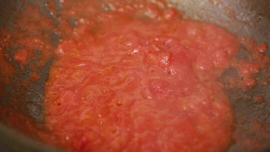 厨师炒制番茄底料酱汁视频素材模板下载