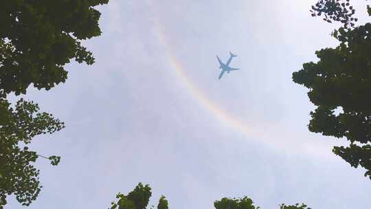 飞机划过天空的彩虹