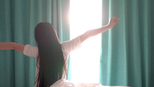 清晨起床拉窗帘伸懒腰的少女4k视频素材