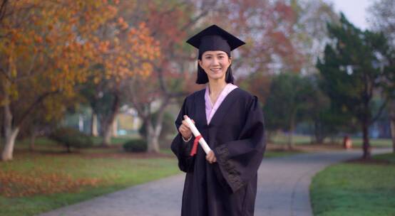 女大学生毕业戴着学士帽拿到学位证书