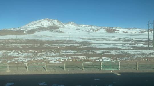 中国西藏火车上的雪山山脉景观风光4K