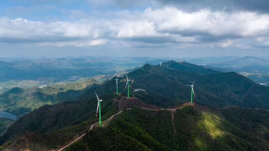 高山上的风电场航拍延时