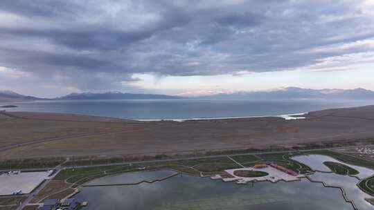 赛里木湖清晨朝霞