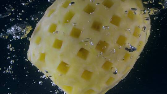 水果菠萝视频慢镜头落入水中的黄色菠萝水泡