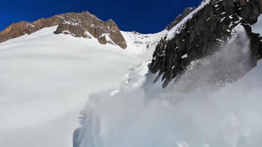 雪块垮塌 雪崩