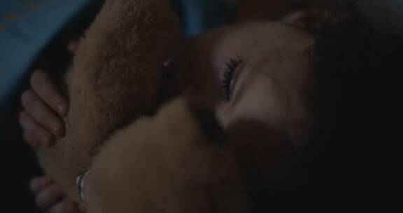 女孩抱着小熊准备休息