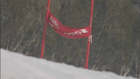 高山滑雪者冲下坡道