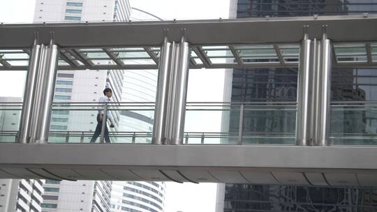 天桥上的行人低角度拍摄视频素材模板下载