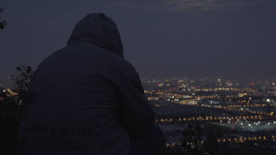 一个人孤独坐在高山看北京夜景享受宁静