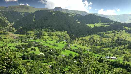 阿尔卑斯山童话般的绿色山谷中的山村