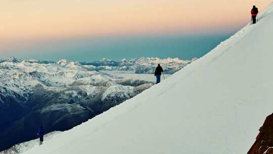 登山攀登雪山航拍