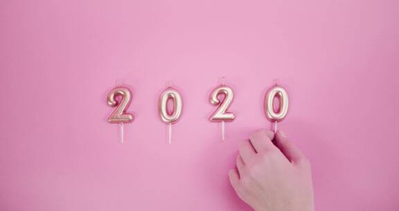 用粉色蜡烛表示2020和2021