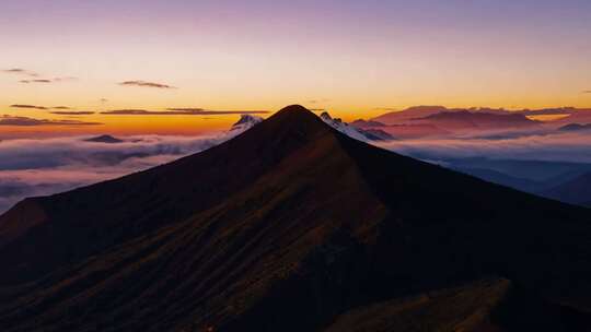 山间日落鸟瞰图轮廓火山